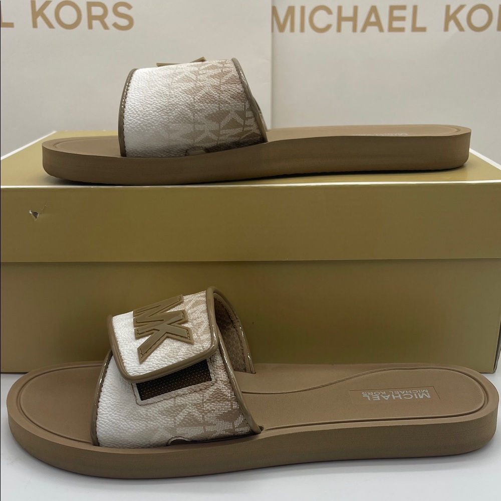 Michael Kors Slide Logo Sandals Palmer Ombré Signature
Husk
NWT - Picture 2 of 16